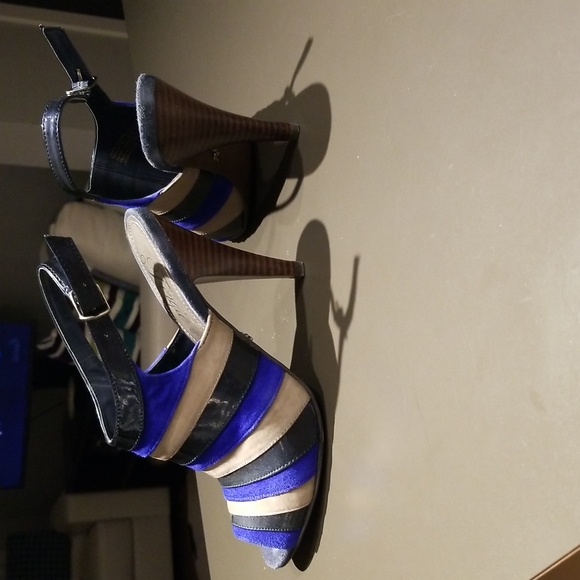 Fergie size 6.5 Navy and grey sling back - Picture 2 of 5